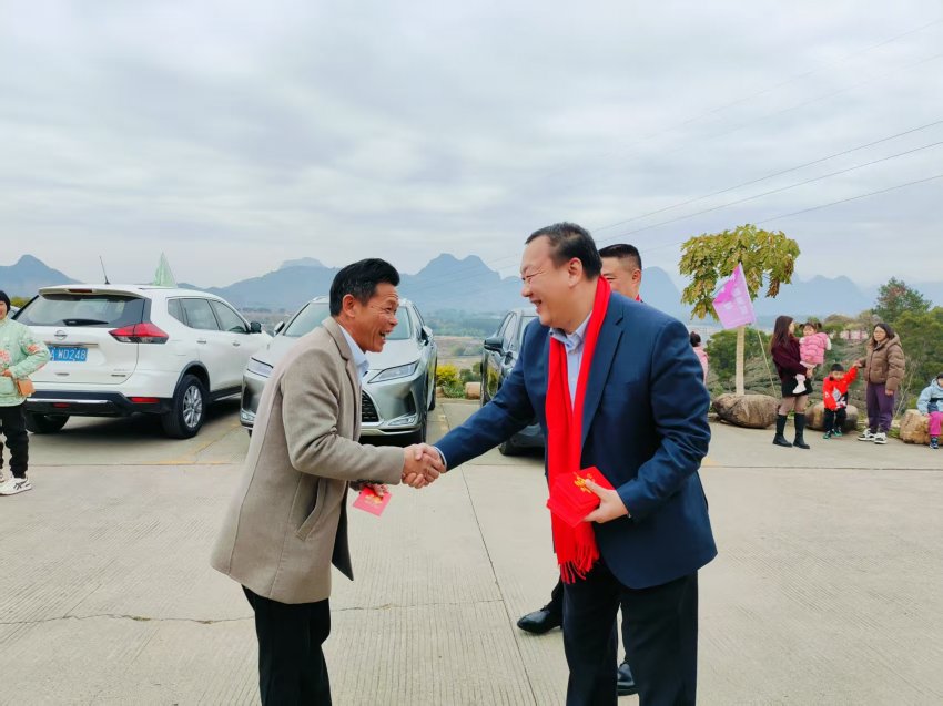 情暖新春:公司董事长黎沛德正月初一深入茶趣园景区慰问一线在岗员工(图8) 情暖新春:公司董事长黎沛德正月初一深入茶趣园景区慰问一线在岗员工(图10)