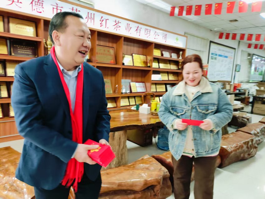 情暖新春:公司董事长黎沛德正月初一深入茶趣园景区慰问一线在岗员工(图9) 情暖新春:公司董事长黎沛德正月初一深入茶趣园景区慰问一线在岗员工(图11)