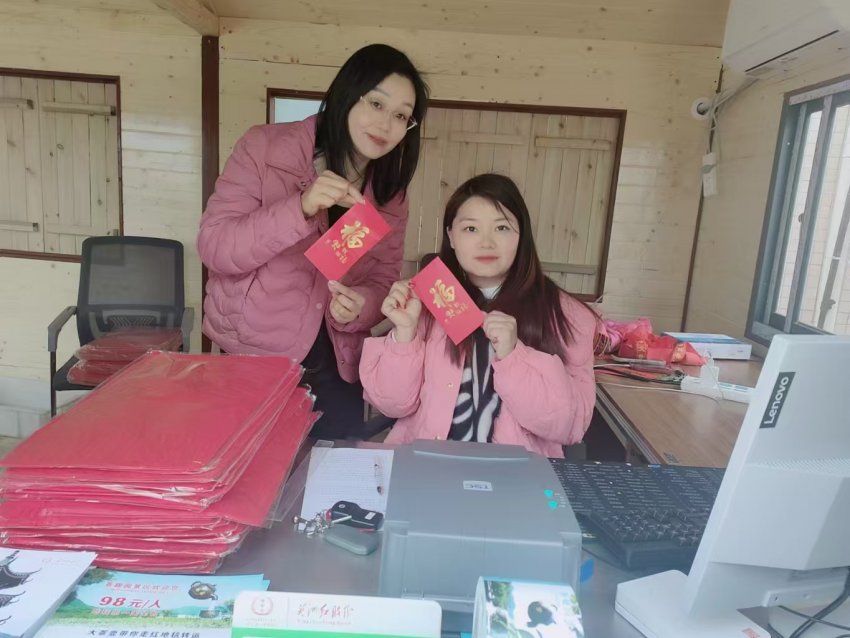 情暖新春:公司董事长黎沛德正月初一深入茶趣园景区慰问一线在岗员工(图10) 情暖新春:公司董事长黎沛德正月初一深入茶趣园景区慰问一线在岗员工(图12)