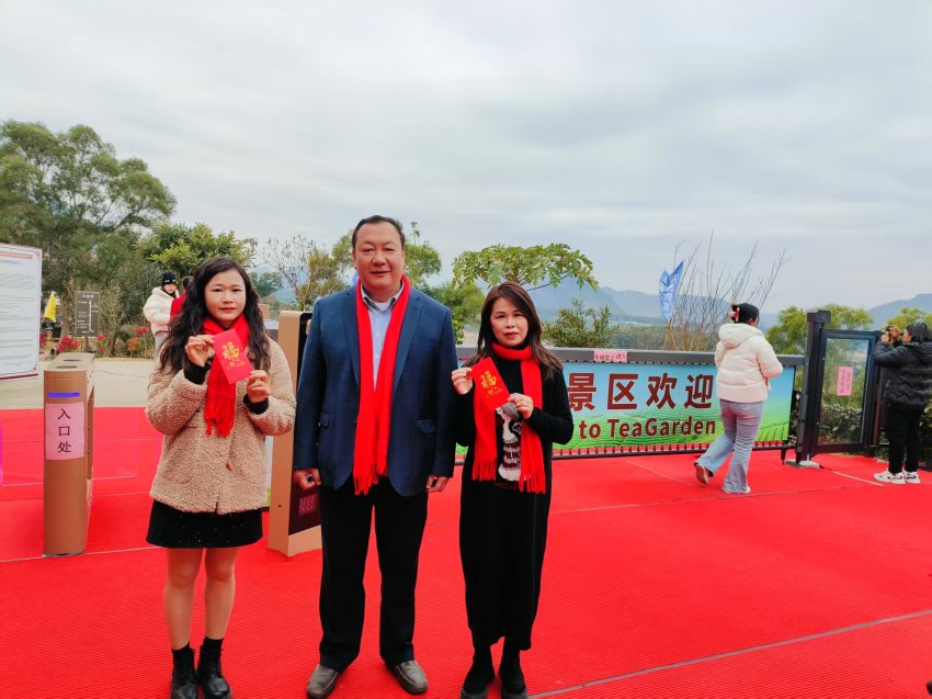 情暖新春:公司董事长黎沛德正月初一深入茶趣园景区慰问一线在岗员工(图11) 情暖新春:公司董事长黎沛德正月初一深入茶趣园景区慰问一线在岗员工(图13)