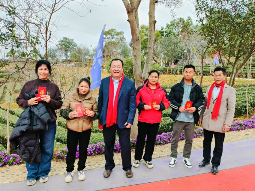 情暖新春:公司董事长黎沛德正月初一深入茶趣园景区慰问一线在岗员工(图12) 情暖新春:公司董事长黎沛德正月初一深入茶趣园景区慰问一线在岗员工(图14)