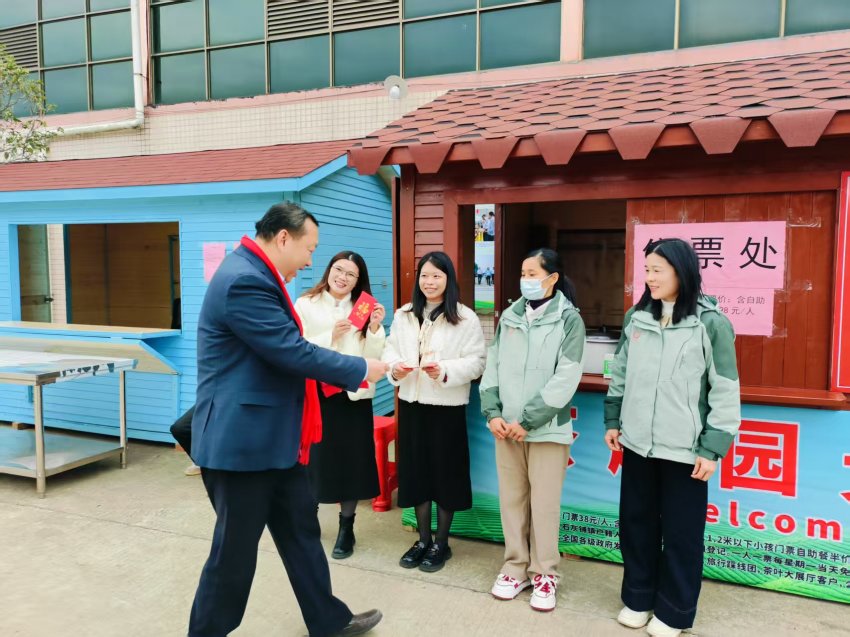 情暖新春:公司董事长黎沛德正月初一深入茶趣园景区慰问一线在岗员工(图14) 情暖新春:公司董事长黎沛德正月初一深入茶趣园景区慰问一线在岗员工(图16)