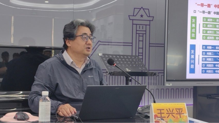 “南大开讲·湾区论坛”第十五讲——《丝路筑城：中国与共建“一带一路”国家的产城共建与合作》成功举办(图1)
