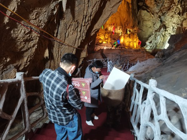 公司董事长吴进枝到景区检查部暑工作(图5) 公司董事长吴进枝到景区检查部暑工作(图5)