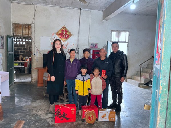 广西第一湾国际旅游股份公司春节前慰问困难职工(图2) 广西第一湾国际旅游股份公司春节前慰问困难职工(图2)