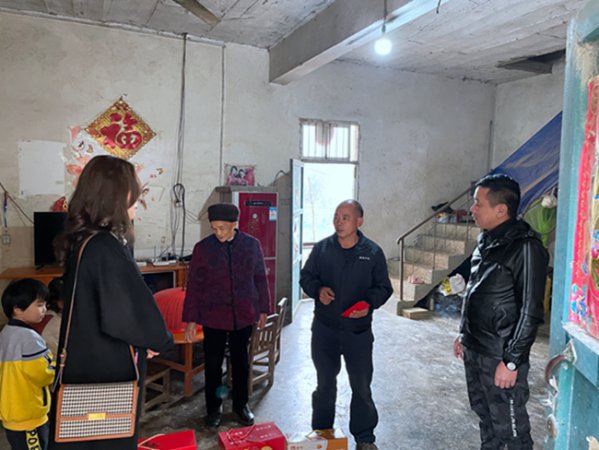 广西第一湾国际旅游股份公司春节前慰问困难职工(图4) 广西第一湾国际旅游股份公司春节前慰问困难职工(图4)