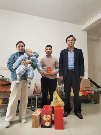 广西第一湾国际旅游股份公司春节前慰问困难职工(图5) 广西第一湾国际旅游股份公司春节前慰问困难职工(图5)