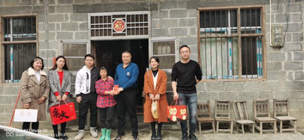 广西第一湾国际旅游股份公司春节前慰问困难职工(图6) 广西第一湾国际旅游股份公司春节前慰问困难职工(图6)