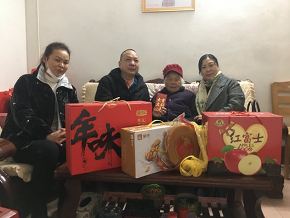 广西第一湾国际旅游股份公司春节前慰问困难职工(图3) 广西第一湾国际旅游股份公司春节前慰问困难职工(图3)