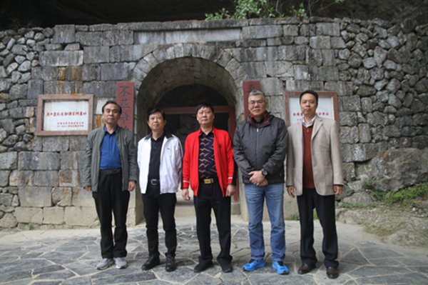 广西第一湾股份有限公司股东会主席麦钱江率大湾区企业家团队到东兰县考察(图9) 广西第一湾股份有限公司股东会主席麦钱江率大湾区企业家团队到东兰县考察(图9)