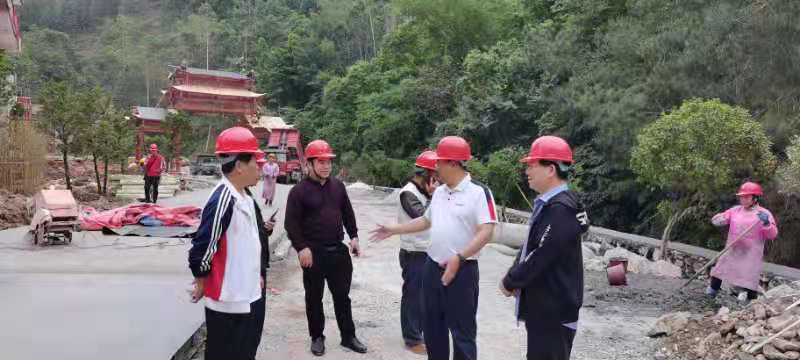 东兰县人大常委会主任覃晗胜到香河漂流景区检查指导工作(图1) 东兰县人大常委会主任覃晗胜到香河漂流景区检查指导工作(图1)