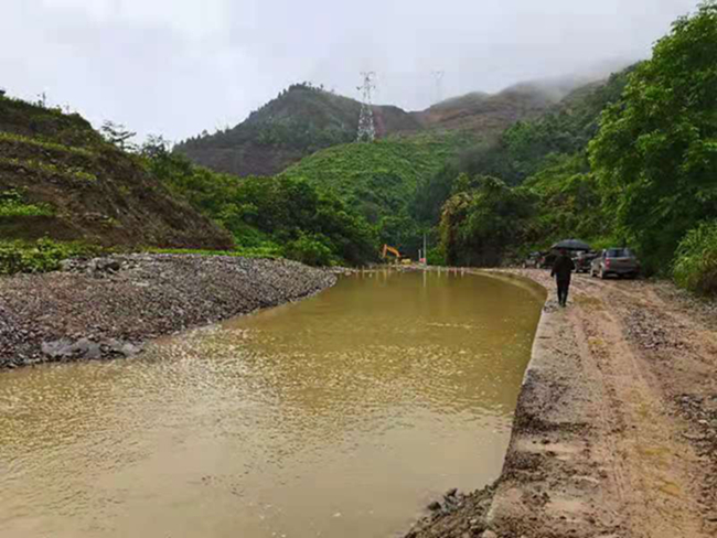 东兰县人大常委会主任覃晗胜到香河漂流景区检查指导工作(图8) 东兰县人大常委会主任覃晗胜到香河漂流景区检查指导工作(图8)