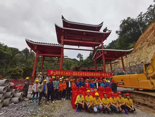 五一慰问进工地 情系民工送关怀(图1) 五一慰问进工地 情系民工送关怀(图1)