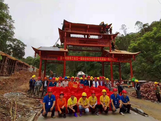 五一慰问进工地 情系民工送关怀(图2) 五一慰问进工地 情系民工送关怀(图2)