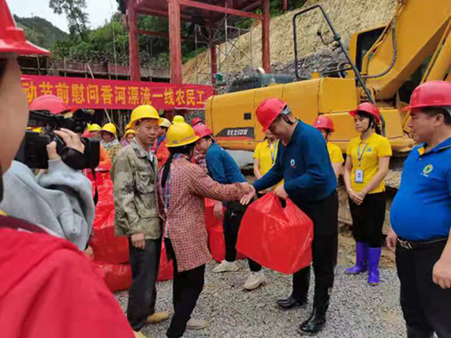 五一慰问进工地 情系民工送关怀(图5) 五一慰问进工地 情系民工送关怀(图5)