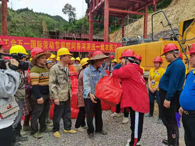 五一慰问进工地 情系民工送关怀(图7) 五一慰问进工地 情系民工送关怀(图7)