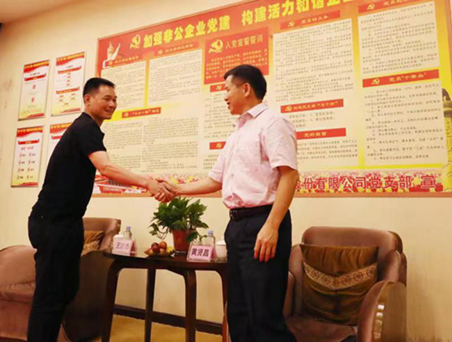 河池市政协副主席黄贤昌会见汕头特区客商(图3) 河池市政协副主席黄贤昌会见汕头特区客商(图3)