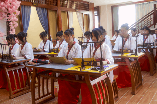 文化和旅游部科技教育司司长嘎玛泽登一行莅临千禧古境汉服传统文化馆参观指导(图10) 文化和旅游部科技教育司司长嘎玛泽登一行莅临千禧古境汉服传统文化馆参观指导(图10)