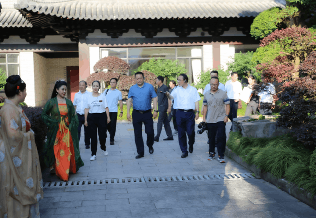 文化和旅游部科技教育司司长嘎玛泽登一行莅临千禧古境汉服传统文化馆参观指导(图3) 文化和旅游部科技教育司司长嘎玛泽登一行莅临千禧古境汉服传统文化馆参观指导(图3)