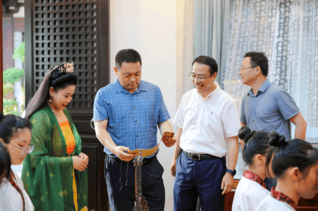 文化和旅游部科技教育司司长嘎玛泽登一行莅临千禧古境汉服传统文化馆参观指导(图9) 文化和旅游部科技教育司司长嘎玛泽登一行莅临千禧古境汉服传统文化馆参观指导(图9)