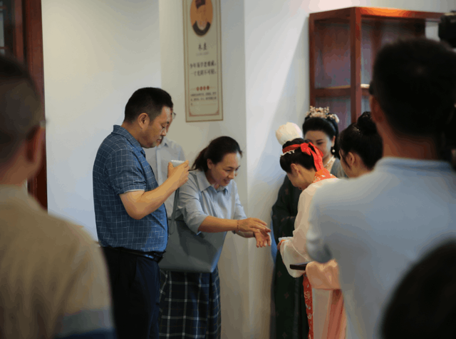 文化和旅游部科技教育司司长嘎玛泽登一行莅临千禧古境汉服传统文化馆参观指导(图5) 文化和旅游部科技教育司司长嘎玛泽登一行莅临千禧古境汉服传统文化馆参观指导(图5)