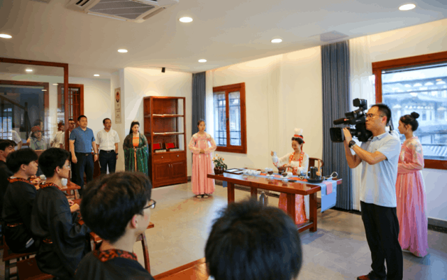 文化和旅游部科技教育司司长嘎玛泽登一行莅临千禧古境汉服传统文化馆参观指导(图4) 文化和旅游部科技教育司司长嘎玛泽登一行莅临千禧古境汉服传统文化馆参观指导(图4)