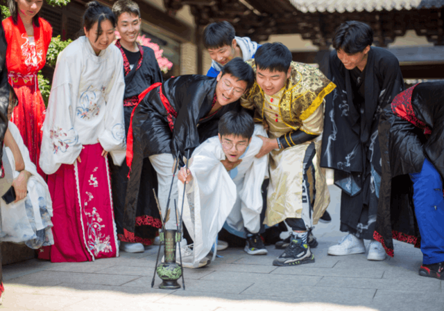 文化和旅游部科技教育司司长嘎玛泽登一行莅临千禧古境汉服传统文化馆参观指导(图6) 文化和旅游部科技教育司司长嘎玛泽登一行莅临千禧古境汉服传统文化馆参观指导(图6)