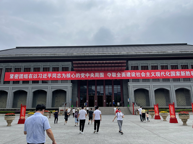 吴进枝一行瞻仰红军山烈士纪念碑、参观遵义会议纪念馆 (图1) 吴进枝一行瞻仰红军山烈士纪念碑、参观遵义会议纪念馆 (图1)