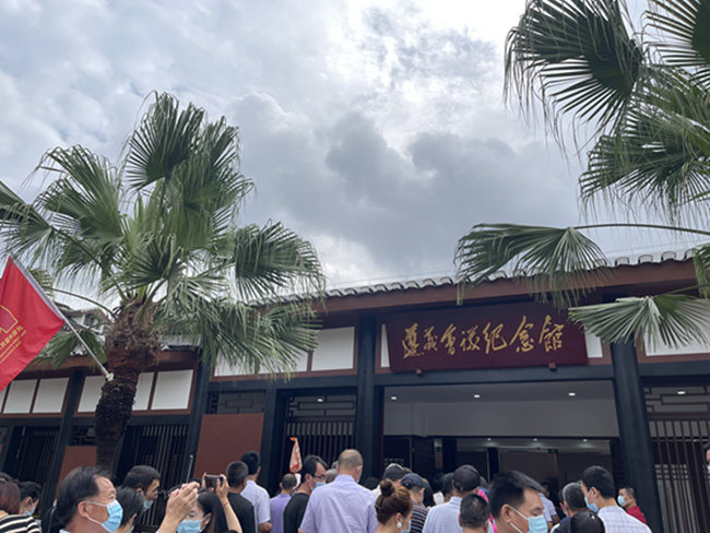 吴进枝一行瞻仰红军山烈士纪念碑、参观遵义会议纪念馆 (图2) 吴进枝一行瞻仰红军山烈士纪念碑、参观遵义会议纪念馆 (图2)