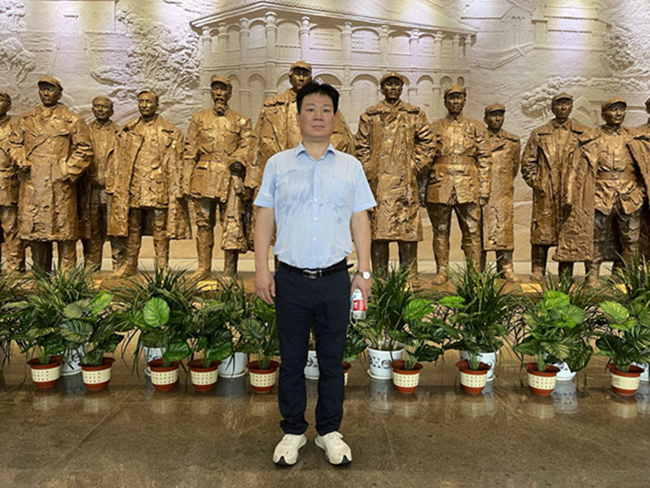 吴进枝一行瞻仰红军山烈士纪念碑、参观遵义会议纪念馆 (图3) 吴进枝一行瞻仰红军山烈士纪念碑、参观遵义会议纪念馆 (图3)