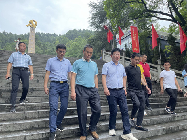 吴进枝一行瞻仰红军山烈士纪念碑、参观遵义会议纪念馆 (图4) 吴进枝一行瞻仰红军山烈士纪念碑、参观遵义会议纪念馆 (图4)