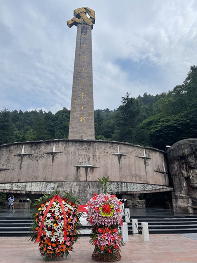 吴进枝一行瞻仰红军山烈士纪念碑、参观遵义会议纪念馆 (图5) 吴进枝一行瞻仰红军山烈士纪念碑、参观遵义会议纪念馆 (图5)