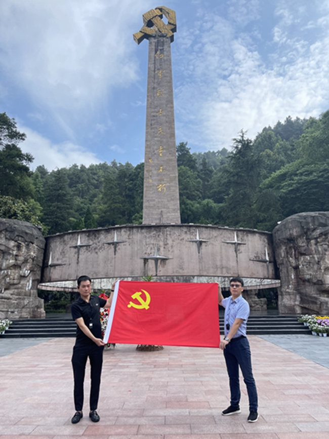 吴进枝一行瞻仰红军山烈士纪念碑、参观遵义会议纪念馆 (图6) 吴进枝一行瞻仰红军山烈士纪念碑、参观遵义会议纪念馆 (图6)