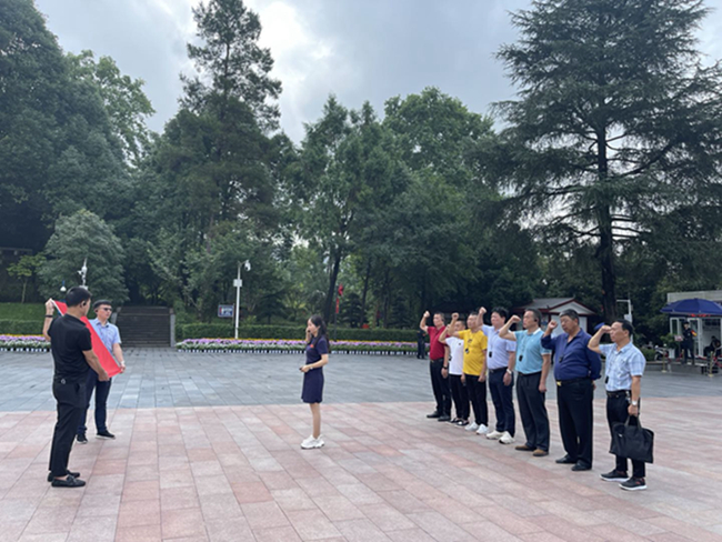 吴进枝一行瞻仰红军山烈士纪念碑、参观遵义会议纪念馆 (图8) 吴进枝一行瞻仰红军山烈士纪念碑、参观遵义会议纪念馆 (图8)