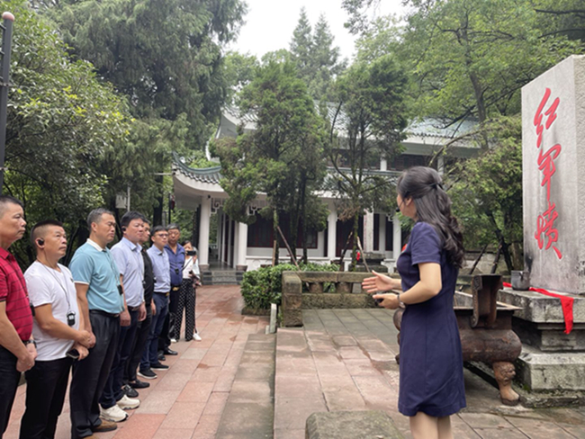 吴进枝一行瞻仰红军山烈士纪念碑、参观遵义会议纪念馆 (图7) 吴进枝一行瞻仰红军山烈士纪念碑、参观遵义会议纪念馆 (图7)