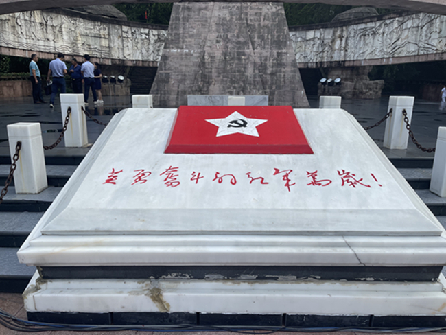 吴进枝一行瞻仰红军山烈士纪念碑、参观遵义会议纪念馆 (图9)