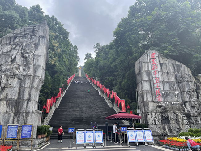 吴进枝一行瞻仰红军山烈士纪念碑、参观遵义会议纪念馆 (图10) 吴进枝一行瞻仰红军山烈士纪念碑、参观遵义会议纪念馆 (图10)