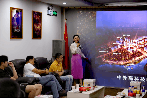 学习践行党中央“加强我国国际传播能力建设”座谈会暨国际合拍电影《航母航母》剧本研讨会(图4) 学习践行党中央“加强我国国际传播能力建设”座谈会暨国际合拍电影《航母航母》剧本研讨会(图4)