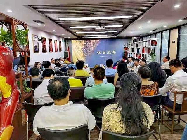 学习践行党中央“加强我国国际传播能力建设”座谈会暨国际合拍电影《航母航母》剧本研讨会(图1) 学习践行党中央“加强我国国际传播能力建设”座谈会暨国际合拍电影《航母航母》剧本研讨会(图1)