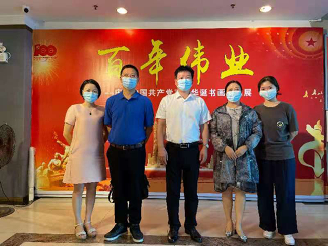 广州炎黄文化研究会会长吴进枝在粤参观建党100周年书画展(图1) 广州炎黄文化研究会会长吴进枝在粤参观建党100周年书画展(图1)