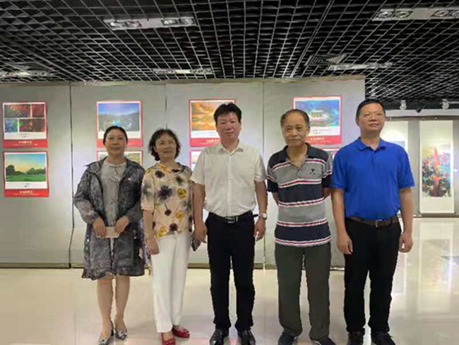 广州炎黄文化研究会会长吴进枝在粤参观建党100周年书画展(图2) 广州炎黄文化研究会会长吴进枝在粤参观建党100周年书画展(图2)