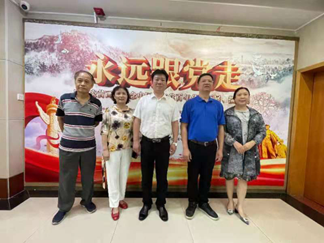 广州炎黄文化研究会会长吴进枝在粤参观建党100周年书画展(图3) 广州炎黄文化研究会会长吴进枝在粤参观建党100周年书画展(图3)