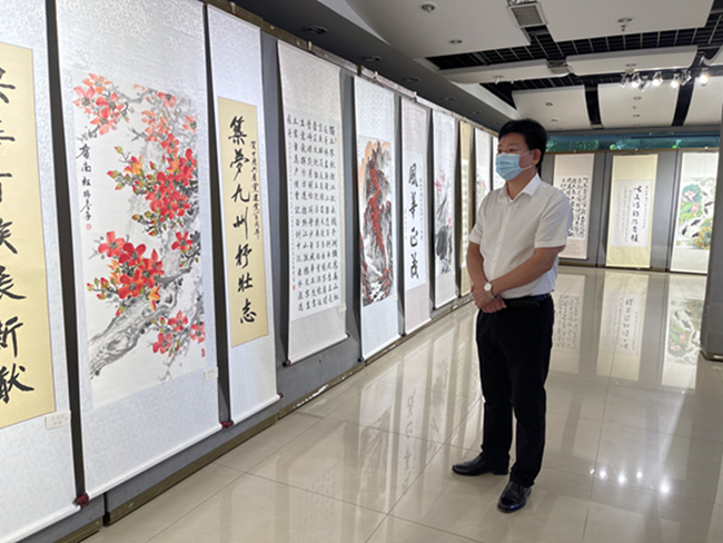 广州炎黄文化研究会会长吴进枝在粤参观建党100周年书画展(图4) 广州炎黄文化研究会会长吴进枝在粤参观建党100周年书画展(图4)