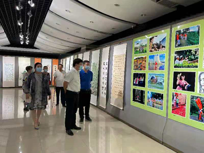 广州炎黄文化研究会会长吴进枝在粤参观建党100周年书画展(图5) 广州炎黄文化研究会会长吴进枝在粤参观建党100周年书画展(图5)