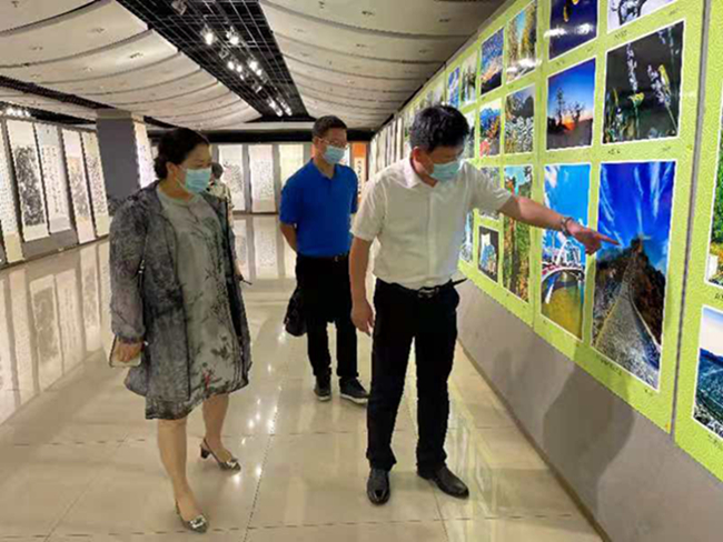 广州炎黄文化研究会会长吴进枝在粤参观建党100周年书画展(图6) 广州炎黄文化研究会会长吴进枝在粤参观建党100周年书画展(图6)