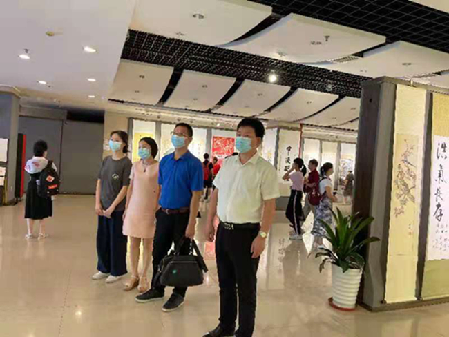 广州炎黄文化研究会会长吴进枝在粤参观建党100周年书画展(图7) 广州炎黄文化研究会会长吴进枝在粤参观建党100周年书画展(图7)