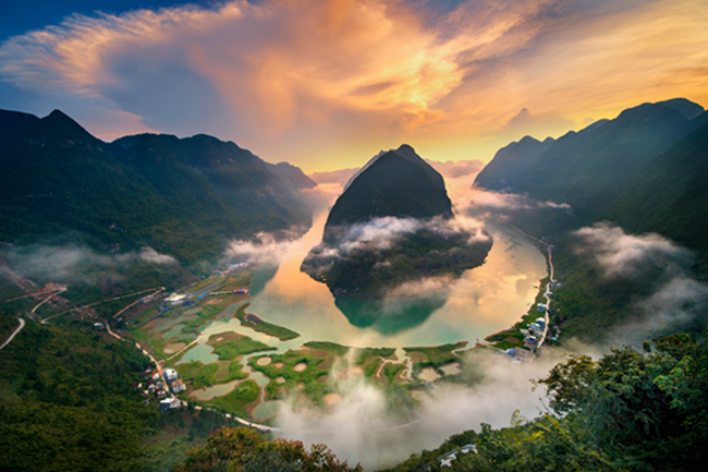 中央党校（国家行政学院）教授一行到广西东兰调研乡村振兴和康养旅游(图1)