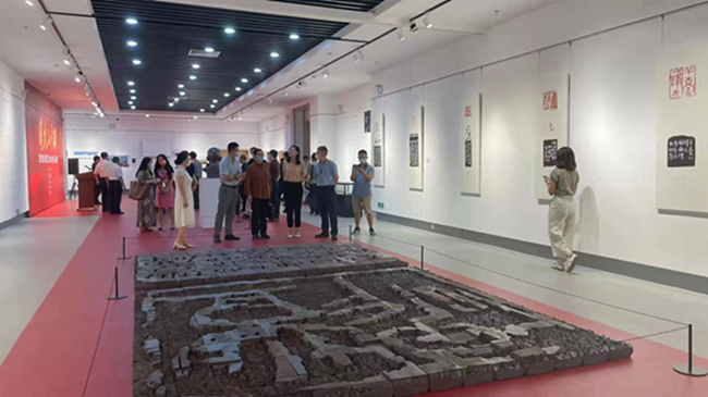 “伟大的丰碑”宝安区艺术作品展今日开幕(图2) “伟大的丰碑”宝安区艺术作品展今日开幕(图2)