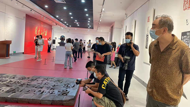 “伟大的丰碑”宝安区艺术作品展今日开幕(图4) “伟大的丰碑”宝安区艺术作品展今日开幕(图4)