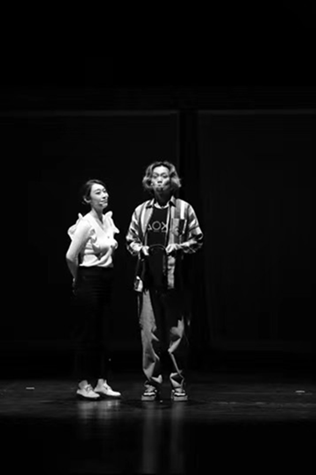 深圳原创话剧《游戏男孩》公益演出成功(图3) 深圳原创话剧《游戏男孩》公益演出成功(图3)